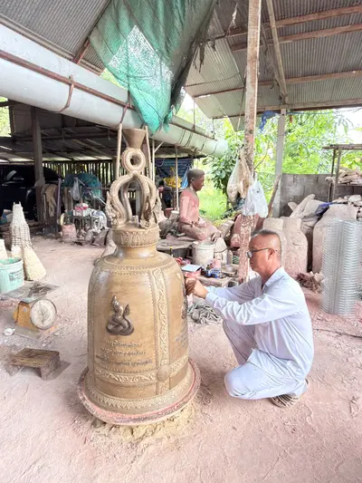 การจัดสร้างระฆังสำริด ๔ เทพ วัดจุฬามณี — พอกดินทำแม่พิมพ์เตรียมเททอง (ภาพที่ 53)