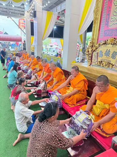 พิธีเจริญพระพุทธมนต์และมอบเครื่องอุปโภคบริโภคแก่ชุมชนวัดจุฬามณี ๘ กันยายน ๒๕๖๙ — มอบเครื่องอุปโภคบริโภคแก่ชาวชุมชน ณ วัดจุฬามณี (ภาพที่ 19)