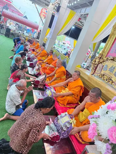 พิธีเจริญพระพุทธมนต์และมอบเครื่องอุปโภคบริโภคแก่ชุมชนวัดจุฬามณี ๘ กันยายน ๒๕๖๙ — มอบเครื่องอุปโภคบริโภคแก่ชาวชุมชน ณ วัดจุฬามณี (ภาพที่ 21)