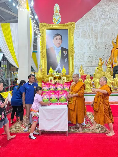 พิธีเจริญพระพุทธมนต์และมอบเครื่องอุปโภคบริโภคแก่ชุมชนวัดจุฬามณี ๘ กันยายน ๒๕๖๙ — มอบเครื่องอุปโภคบริโภคแก่ชาวชุมชน ณ วัดจุฬามณี (ภาพที่ 24)