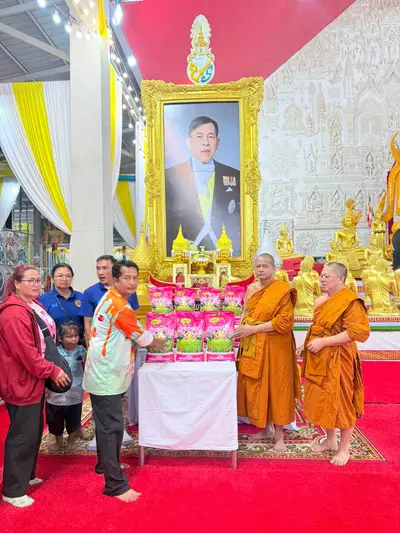พิธีเจริญพระพุทธมนต์และมอบเครื่องอุปโภคบริโภคแก่ชุมชนวัดจุฬามณี ๘ กันยายน ๒๕๖๙ — มอบเครื่องอุปโภคบริโภคแก่ชาวชุมชน ณ วัดจุฬามณี (ภาพที่ 25)