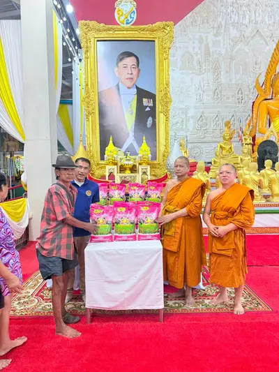 พิธีเจริญพระพุทธมนต์และมอบเครื่องอุปโภคบริโภคแก่ชุมชนวัดจุฬามณี ๘ กันยายน ๒๕๖๙ — มอบเครื่องอุปโภคบริโภคแก่ชาวชุมชน ณ วัดจุฬามณี (ภาพที่ 28)