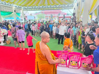 พิธีเจริญพระพุทธมนต์และมอบเครื่องอุปโภคบริโภคแก่ชุมชนวัดจุฬามณี ๘ กันยายน ๒๕๖๙ — มอบเครื่องอุปโภคบริโภคแก่ชาวชุมชน ณ วัดจุฬามณี (ภาพที่ 30)
