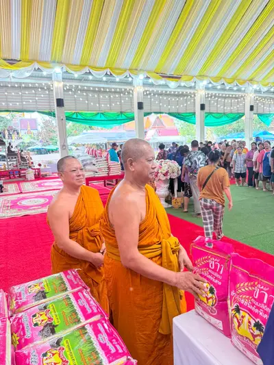 พิธีเจริญพระพุทธมนต์และมอบเครื่องอุปโภคบริโภคแก่ชุมชนวัดจุฬามณี ๘ กันยายน ๒๕๖๙ — มอบเครื่องอุปโภคบริโภคแก่ชาวชุมชน ณ วัดจุฬามณี (ภาพที่ 31)