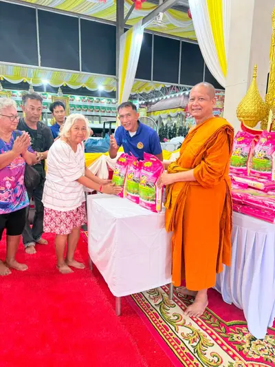 พิธีเจริญพระพุทธมนต์และมอบเครื่องอุปโภคบริโภคแก่ชุมชนวัดจุฬามณี ๘ กันยายน ๒๕๖๙ — มอบเครื่องอุปโภคบริโภคแก่ชาวชุมชน ณ วัดจุฬามณี (ภาพที่ 33)