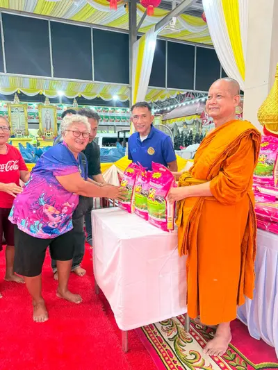 พิธีเจริญพระพุทธมนต์และมอบเครื่องอุปโภคบริโภคแก่ชุมชนวัดจุฬามณี ๘ กันยายน ๒๕๖๙ — มอบเครื่องอุปโภคบริโภคแก่ชาวชุมชน ณ วัดจุฬามณี (ภาพที่ 34)