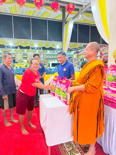 พิธีเจริญพระพุทธมนต์และมอบเครื่องอุปโภคบริโภคแก่ชุมชนวัดจุฬามณี ๘ กันยายน ๒๕๖๙ — มอบเครื่องอุปโภคบริโภคแก่ชาวชุมชน ณ วัดจุฬามณี (ภาพที่ 35)