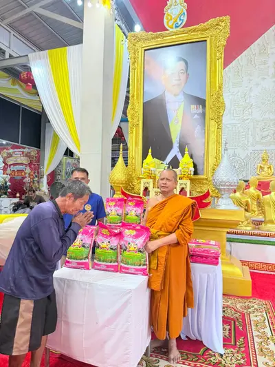 พิธีเจริญพระพุทธมนต์และมอบเครื่องอุปโภคบริโภคแก่ชุมชนวัดจุฬามณี ๘ กันยายน ๒๕๖๙ — มอบเครื่องอุปโภคบริโภคแก่ชาวชุมชน ณ วัดจุฬามณี (ภาพที่ 36)