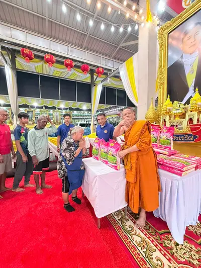 พิธีเจริญพระพุทธมนต์และมอบเครื่องอุปโภคบริโภคแก่ชุมชนวัดจุฬามณี ๘ กันยายน ๒๕๖๙ — มอบเครื่องอุปโภคบริโภคแก่ชาวชุมชน ณ วัดจุฬามณี (ภาพที่ 37)