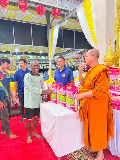พิธีเจริญพระพุทธมนต์และมอบเครื่องอุปโภคบริโภคแก่ชุมชนวัดจุฬามณี ๘ กันยายน ๒๕๖๙ — มอบเครื่องอุปโภคบริโภคแก่ชาวชุมชน ณ วัดจุฬามณี (ภาพที่ 38)