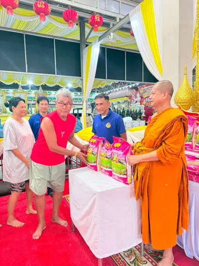 พิธีเจริญพระพุทธมนต์และมอบเครื่องอุปโภคบริโภคแก่ชุมชนวัดจุฬามณี ๘ กันยายน ๒๕๖๙ — มอบเครื่องอุปโภคบริโภคแก่ชาวชุมชน ณ วัดจุฬามณี (ภาพที่ 39)
