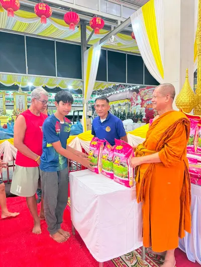 พิธีเจริญพระพุทธมนต์และมอบเครื่องอุปโภคบริโภคแก่ชุมชนวัดจุฬามณี ๘ กันยายน ๒๕๖๙ — มอบเครื่องอุปโภคบริโภคแก่ชาวชุมชน ณ วัดจุฬามณี (ภาพที่ 40)