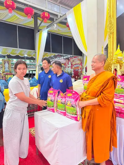 พิธีเจริญพระพุทธมนต์และมอบเครื่องอุปโภคบริโภคแก่ชุมชนวัดจุฬามณี ๘ กันยายน ๒๕๖๙ — มอบเครื่องอุปโภคบริโภคแก่ชาวชุมชน ณ วัดจุฬามณี (ภาพที่ 41)