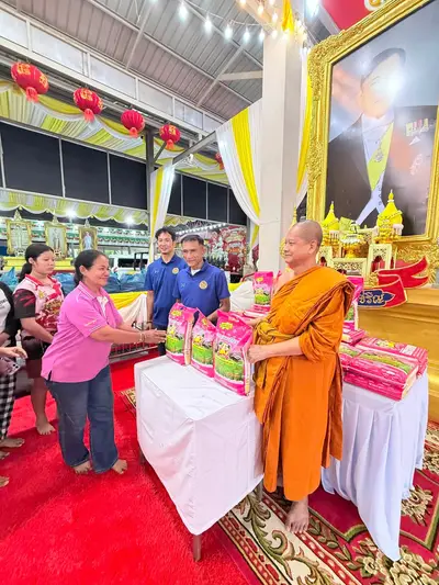 พิธีเจริญพระพุทธมนต์และมอบเครื่องอุปโภคบริโภคแก่ชุมชนวัดจุฬามณี ๘ กันยายน ๒๕๖๙ — มอบเครื่องอุปโภคบริโภคแก่ชาวชุมชน ณ วัดจุฬามณี (ภาพที่ 42)