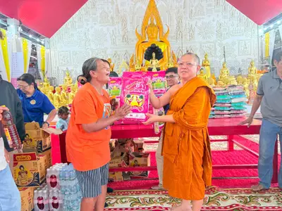 พิธีเจริญพระพุทธมนต์และมอบเครื่องอุปโภคบริโภคแก่ชุมชนวัดจุฬามณี ๘ กันยายน ๒๕๖๙ — มอบเครื่องอุปโภคบริโภคแก่ชาวชุมชน ณ วัดจุฬามณี (ภาพที่ 47)
