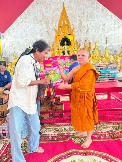 พิธีเจริญพระพุทธมนต์และมอบเครื่องอุปโภคบริโภคแก่ชุมชนวัดจุฬามณี ๘ กันยายน ๒๕๖๙ — มอบเครื่องอุปโภคบริโภคแก่ชาวชุมชน ณ วัดจุฬามณี (ภาพที่ 48)