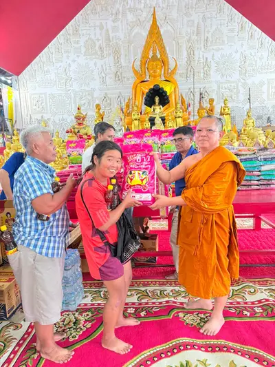 พิธีเจริญพระพุทธมนต์และมอบเครื่องอุปโภคบริโภคแก่ชุมชนวัดจุฬามณี ๘ กันยายน ๒๕๖๙ — มอบเครื่องอุปโภคบริโภคแก่ชาวชุมชน ณ วัดจุฬามณี (ภาพที่ 49)
