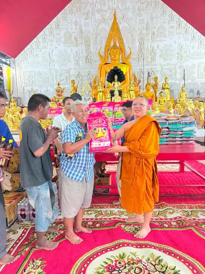 พิธีเจริญพระพุทธมนต์และมอบเครื่องอุปโภคบริโภคแก่ชุมชนวัดจุฬามณี ๘ กันยายน ๒๕๖๙ — มอบเครื่องอุปโภคบริโภคแก่ชาวชุมชน ณ วัดจุฬามณี (ภาพที่ 50)