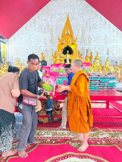 พิธีเจริญพระพุทธมนต์และมอบเครื่องอุปโภคบริโภคแก่ชุมชนวัดจุฬามณี ๘ กันยายน ๒๕๖๙ — มอบเครื่องอุปโภคบริโภคแก่ชาวชุมชน ณ วัดจุฬามณี (ภาพที่ 52)