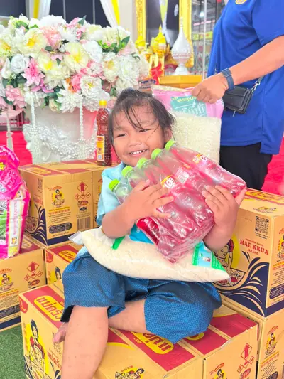 พิธีเจริญพระพุทธมนต์และมอบเครื่องอุปโภคบริโภคแก่ชุมชนวัดจุฬามณี ๘ กันยายน ๒๕๖๙ — มอบเครื่องอุปโภคบริโภคแก่ชาวชุมชน ณ วัดจุฬามณี (ภาพที่ 57)