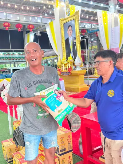 พิธีเจริญพระพุทธมนต์และมอบเครื่องอุปโภคบริโภคแก่ชุมชนวัดจุฬามณี ๘ กันยายน ๒๕๖๙ — มอบเครื่องอุปโภคบริโภคแก่ชาวชุมชน ณ วัดจุฬามณี (ภาพที่ 60)