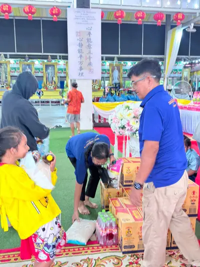 พิธีเจริญพระพุทธมนต์และมอบเครื่องอุปโภคบริโภคแก่ชุมชนวัดจุฬามณี ๘ กันยายน ๒๕๖๙ — มอบเครื่องอุปโภคบริโภคแก่ชาวชุมชน ณ วัดจุฬามณี (ภาพที่ 62)