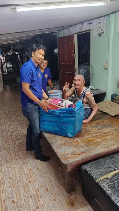 พิธีเจริญพระพุทธมนต์และมอบเครื่องอุปโภคบริโภคแก่ชุมชนวัดจุฬามณี ๘ กันยายน ๒๕๖๙ — นำสิ่งของไปมอบถึงบ้านผู้ป่วยติดเตียงและผู้สูงอายุ (ภาพที่ 73)