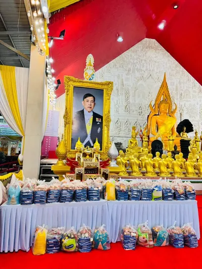 พระสมุทรวชิรโสภณ วิ. เจ้าอาวาสวัดจุฬามณี กับถุงยังชีพที่วัดจัดเตรียมไว้ช่วยเหลือผู้ประสบอุทกภัย