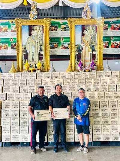 มอบขนมเทมเป้ทอดกรอบแก่ตัวแทนโรงเรียนประถมศึกษา ณ วัดจุฬามณี