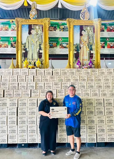 มอบขนมเทมเป้ทอดกรอบแก่ตัวแทนโรงเรียนประถมศึกษา ณ วัดจุฬามณี