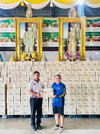 มอบขนมเทมเป้ทอดกรอบแก่ตัวแทนโรงเรียนประถมศึกษา ณ วัดจุฬามณี