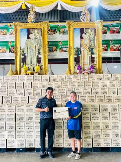 มอบขนมเทมเป้ทอดกรอบแก่ตัวแทนโรงเรียนประถมศึกษา ณ วัดจุฬามณี