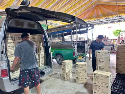 ขนลังขนมเทมเป้ทอดกรอบขึ้นรถเพื่อนำไปยังโรงเรียน