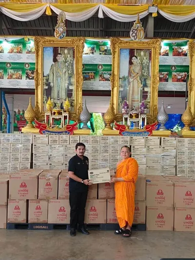 พระครูไพศาลกิจจาภรณ์ มอบบะหมี่ยี่ฝูและขนมเทมเป้ทอดกรอบแก่ตัวแทนโรงเรียนประถมศึกษา ณ วัดจุฬามณี