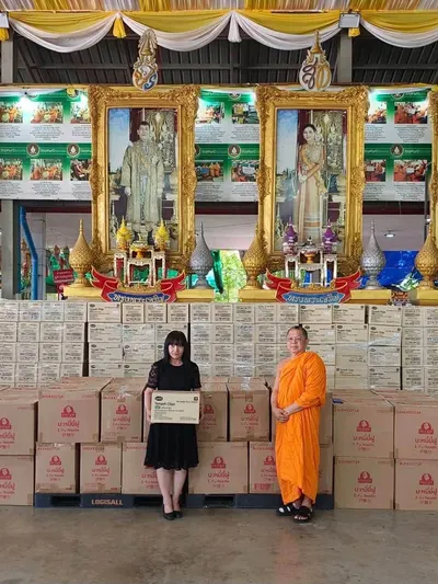 พระครูไพศาลกิจจาภรณ์ มอบบะหมี่ยี่ฝูและขนมเทมเป้ทอดกรอบแก่ตัวแทนโรงเรียนประถมศึกษา ณ วัดจุฬามณี