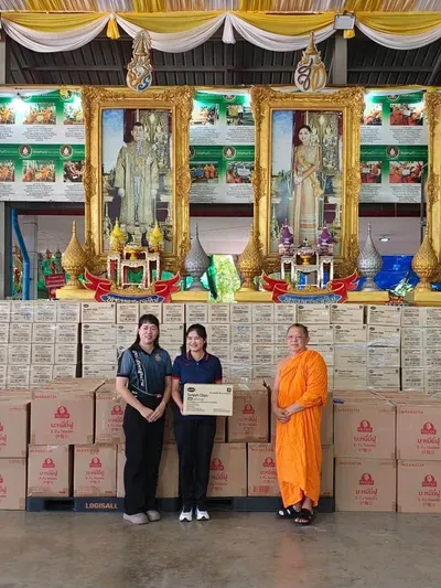 พระครูไพศาลกิจจาภรณ์ มอบบะหมี่ยี่ฝูและขนมเทมเป้ทอดกรอบแก่ตัวแทนโรงเรียนประถมศึกษา ณ วัดจุฬามณี