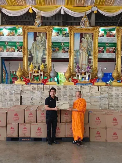 พระครูไพศาลกิจจาภรณ์ มอบบะหมี่ยี่ฝูและขนมเทมเป้ทอดกรอบแก่ตัวแทนโรงเรียนประถมศึกษา ณ วัดจุฬามณี