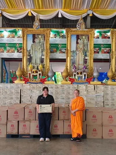 พระครูไพศาลกิจจาภรณ์ มอบบะหมี่ยี่ฝูและขนมเทมเป้ทอดกรอบแก่ตัวแทนโรงเรียนประถมศึกษา ณ วัดจุฬามณี