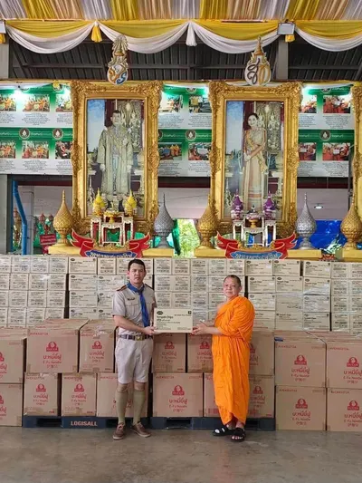 พระครูไพศาลกิจจาภรณ์ มอบบะหมี่ยี่ฝูและขนมเทมเป้ทอดกรอบแก่ตัวแทนโรงเรียนประถมศึกษา ณ วัดจุฬามณี