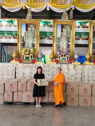 พระครูไพศาลกิจจาภรณ์ มอบบะหมี่ยี่ฝูและขนมเทมเป้ทอดกรอบแก่ตัวแทนโรงเรียนประถมศึกษา ณ วัดจุฬามณี
