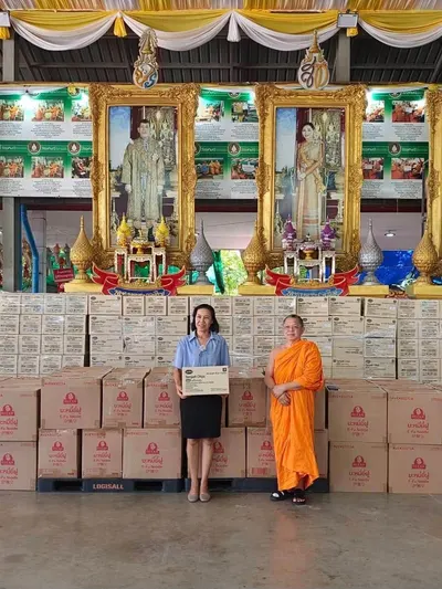 พระครูไพศาลกิจจาภรณ์ มอบบะหมี่ยี่ฝูและขนมเทมเป้ทอดกรอบแก่ตัวแทนโรงเรียนประถมศึกษา ณ วัดจุฬามณี