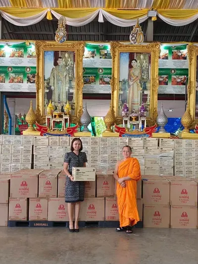 พระครูไพศาลกิจจาภรณ์ มอบบะหมี่ยี่ฝูและขนมเทมเป้ทอดกรอบแก่ตัวแทนโรงเรียนประถมศึกษา ณ วัดจุฬามณี