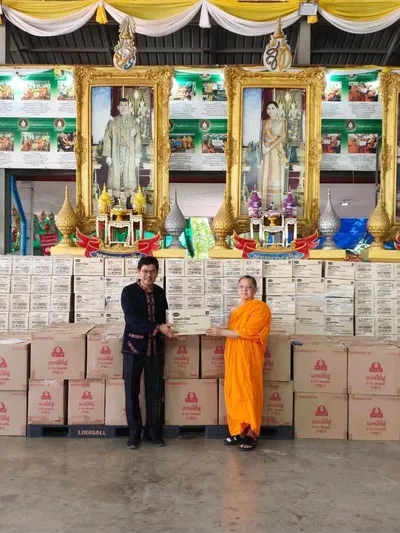 พระครูไพศาลกิจจาภรณ์ มอบบะหมี่ยี่ฝูและขนมเทมเป้ทอดกรอบแก่ตัวแทนโรงเรียนประถมศึกษา ณ วัดจุฬามณี