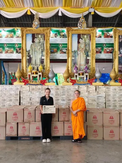 พระครูไพศาลกิจจาภรณ์ มอบบะหมี่ยี่ฝูและขนมเทมเป้ทอดกรอบแก่ตัวแทนโรงเรียนประถมศึกษา ณ วัดจุฬามณี