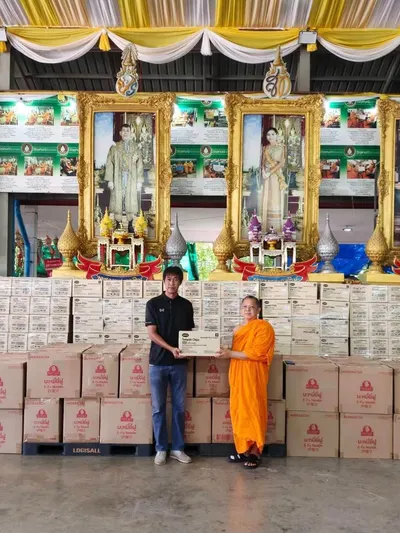 พระครูไพศาลกิจจาภรณ์ มอบบะหมี่ยี่ฝูและขนมเทมเป้ทอดกรอบแก่ตัวแทนโรงเรียนประถมศึกษา ณ วัดจุฬามณี