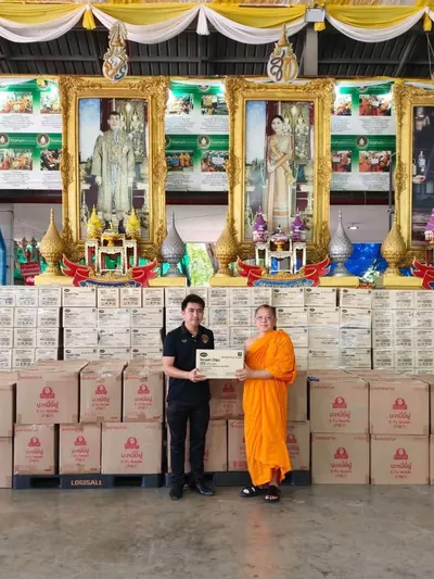 พระครูไพศาลกิจจาภรณ์ มอบบะหมี่ยี่ฝูและขนมเทมเป้ทอดกรอบแก่ตัวแทนโรงเรียนประถมศึกษา ณ วัดจุฬามณี