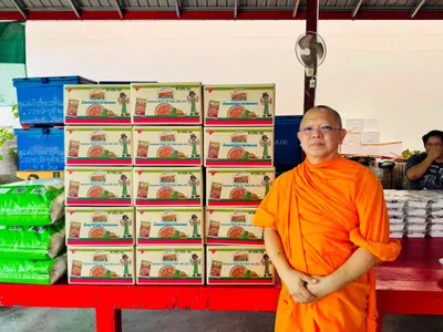 น้ำปลาพริกแบบซอง ๑๕ ลัง ที่บริษัทฉั่วฮะเส็งร่วมบริจาค