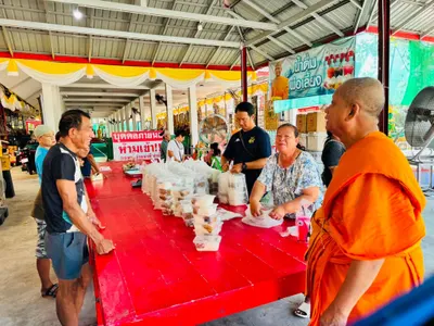 โรงครัววัดจุฬามณี ประกอบอาหารและบรรจุข้าวกะเพราหมูสับเป็นกล่อง