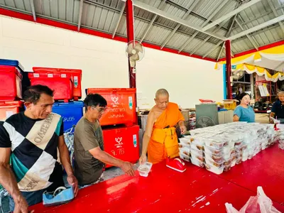 โรงครัววัดจุฬามณี ประกอบอาหารและบรรจุข้าวกะเพราหมูสับเป็นกล่อง