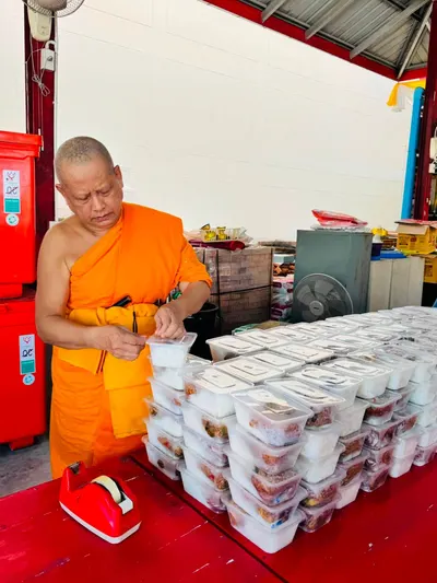 โรงครัววัดจุฬามณี ประกอบอาหารและบรรจุข้าวกะเพราหมูสับเป็นกล่อง